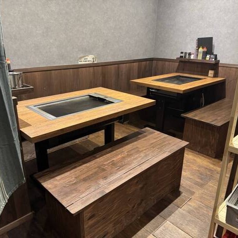 鉄板を囲んで楽しむ！ゆったり過ごせるテーブル席の画像