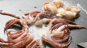 熱々で楽しむ！お酒が進む鉄板焼きメニュー